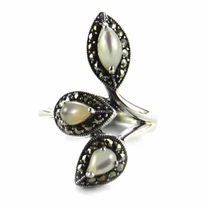 Flower silver ring with mother of pearl & marcasite