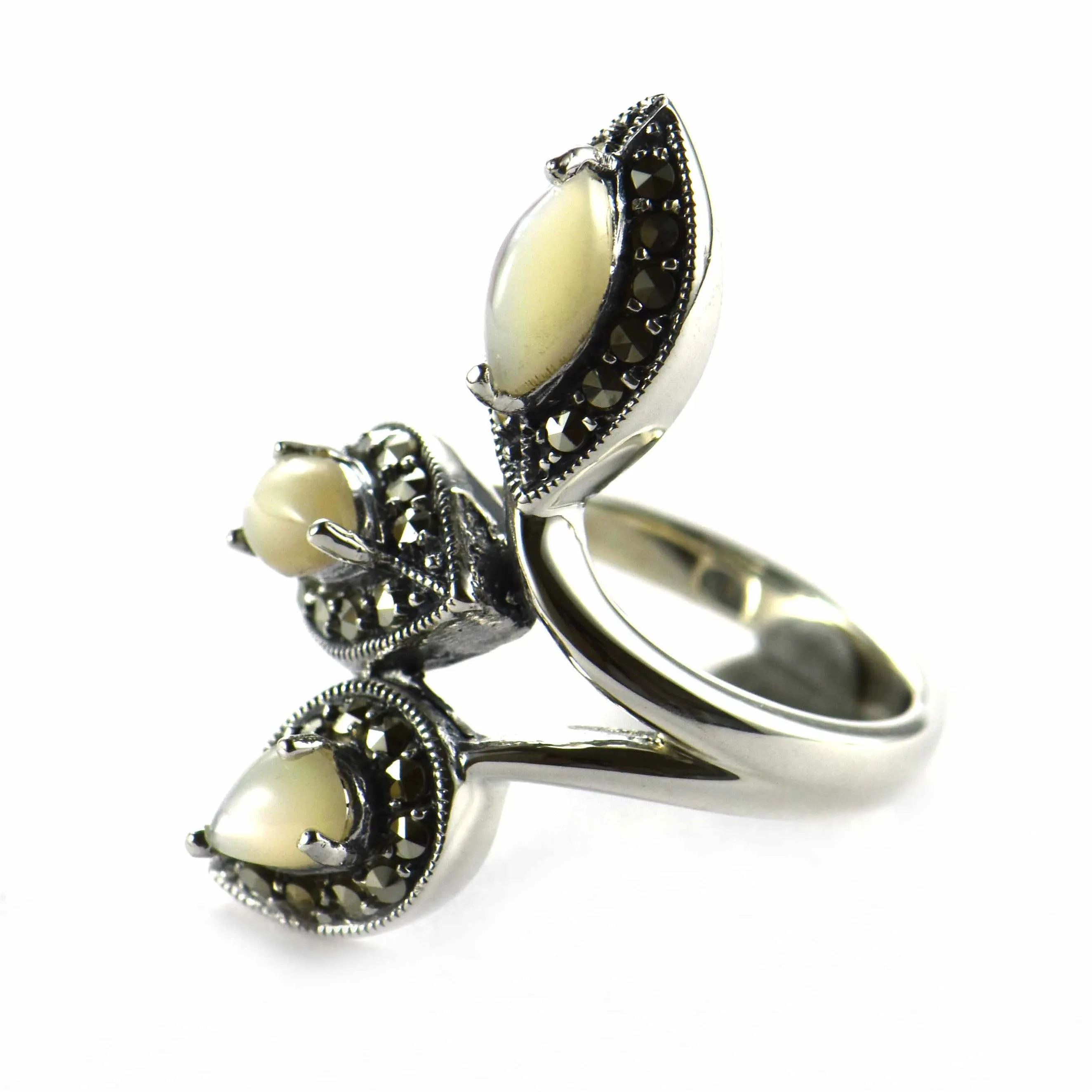 Flower silver ring with mother of pearl & marcasite