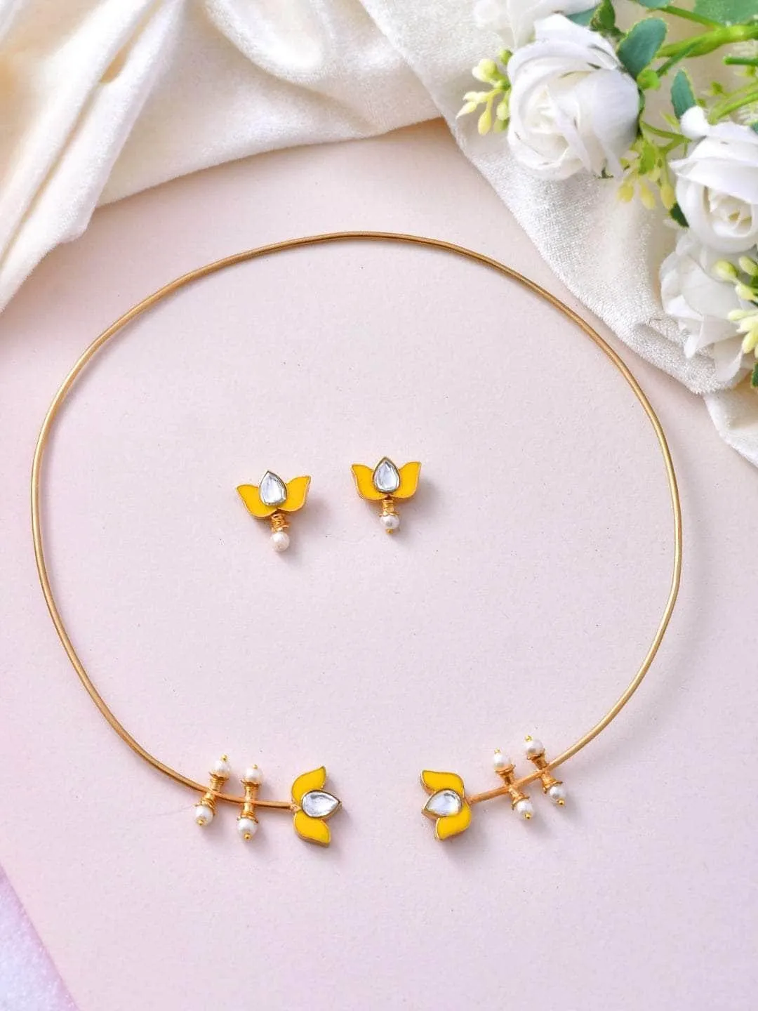 Lotus Motif Open Type Necklace Yellow