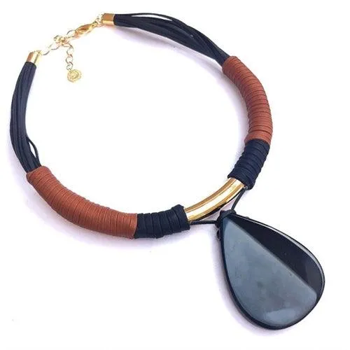 Mãos da Terra Black Drop Necklace